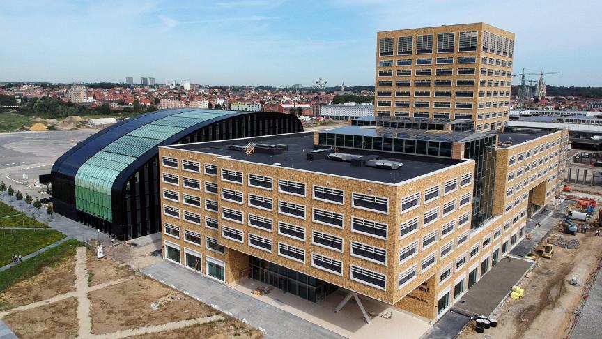 Avec sa façade en briquettes jaunes, le nouveau siège administratif de la Communauté flamande ressemble à la gare du Nord voisine. © D.R.