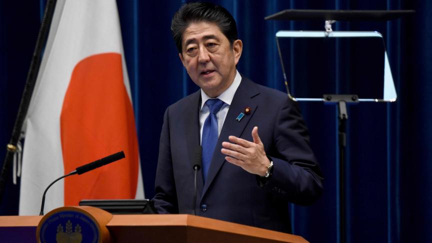 Shinzo Abe préfère tenter de se relancer en jouant son va-tout électoral plutôt que d’endurer ce qui prendrait la tournure d’une pénible fin de règne. © AFP.