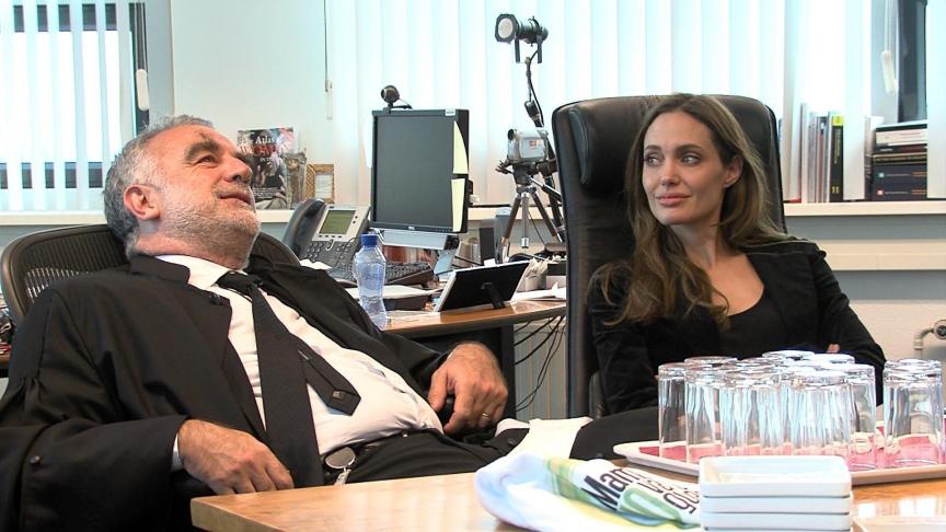 Luis Moreno Ocampo et l’une de ses confidentes people, Angelina Jolie, dans les bureaux de la Cour pénale internationale.