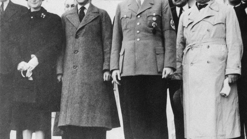 En 1937, lors d'un voyage de prospection en Allemagne, le duc et la duchesse de Windsor sont reçus par Adolf Hitler dans son nid d'aigle de Berchtesgaden. L’ex-roi Edouard VIII est impressionné par le dictateur dont il souligne le regard magnétique.