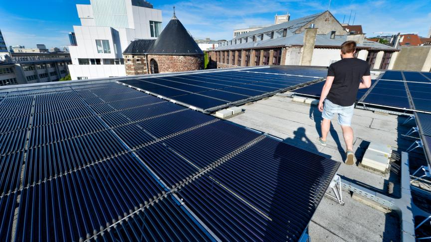 Vingt millions sont prévus pour équiper près de 85.000 m
2
 de toitures publiques de panneaux photovoltaïques à l’horizon 2020. © Pierre-Yves Thienpont.