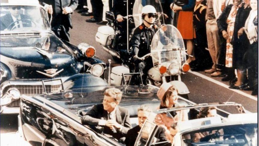 22 novembre 1963, à Dallas, Texas : John Kennedy et son épouse Jackie en voiture décapotable dans les rues de la ville. Dans quelques instants, ce sera le drame. © D.R.