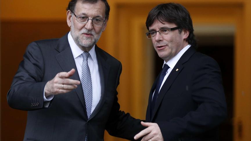 Carles Puigdemont (à dr.) ne pourra pas obtenir de légitimité internationale autrement qu’en poussant Mariano Rajoy à perdre la sienne.
