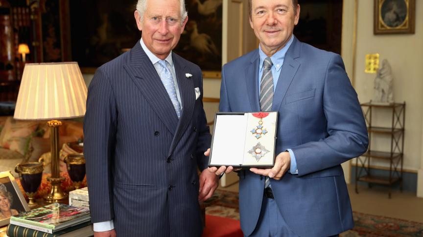 En juin 2016, le prince Charles remet à Kevin Spacey le grade de Chevalier commandeur pour services rendus au théâtre et à la culture internationale. Crédit
: Photoshot