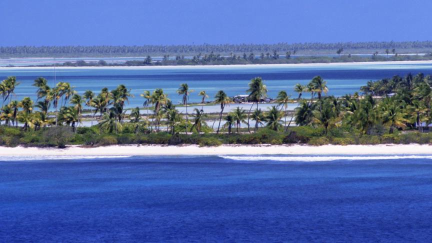 L’archipel de Kiribati comporte 33 petites îles. Leur problème, c’est qu’elles sont directement menacées par la montée du niveau de la mer. © Ken Gillham.