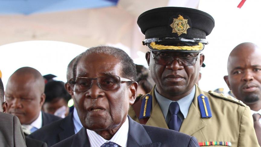 Robert Mugabe a fait sa réappairion publique, vendredi à Harare. Sous bonne escorte...