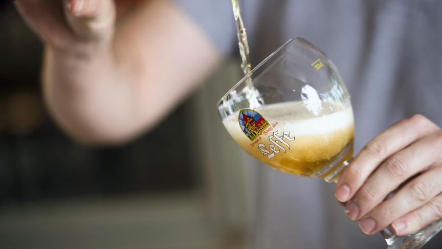 La Jupiler et la Leffe sont moins chères en France et aux Pays-Bas parce que la concurrence y est plus rude. AB Inbev a mis en place différents types d’obstacles pour empêcher l’achat de ces bières dans ces pays par des grossistes belges.