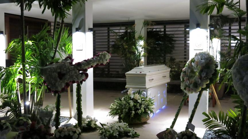 Le cercueil blanc de Johnny était à la vue de tous, lors d’une veillée funéraire, à Saint-Barthélémy.