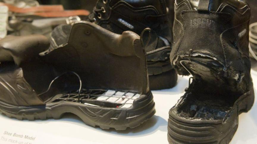 Les chaussures utilisées par le terroriste. © AFP