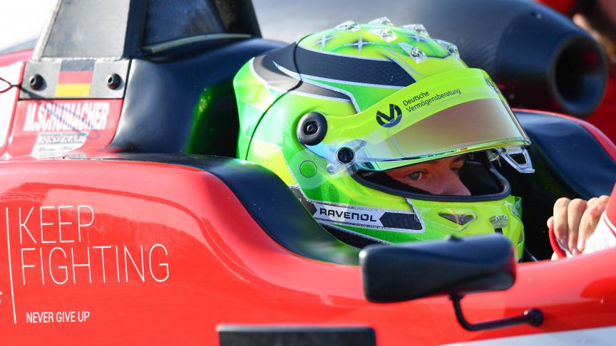 Mick Schumacher est aussi pilote. Il évolue en Formule 3 European Championship et espère marcher sur les glorieuses traces de son père.