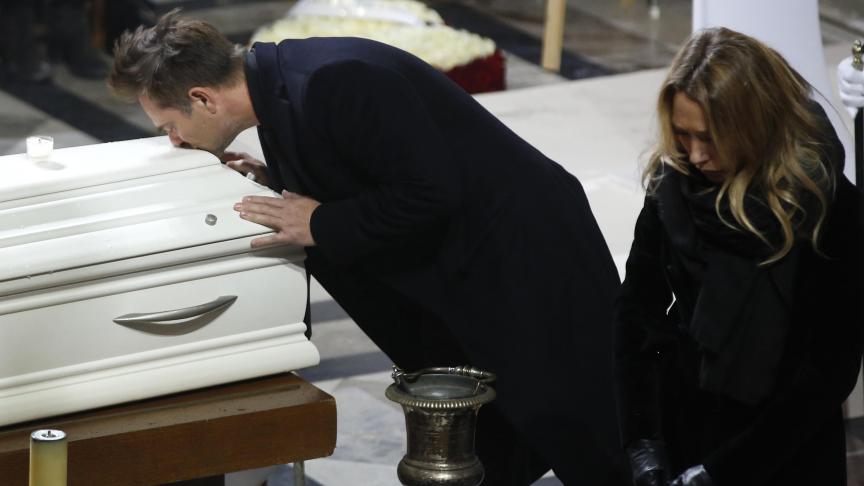 David Hallyday embrasse le cercueil dans lequel repose son père, lors de l’hommage national rendu à Johnny Hallyday le 9 décembre dernier.