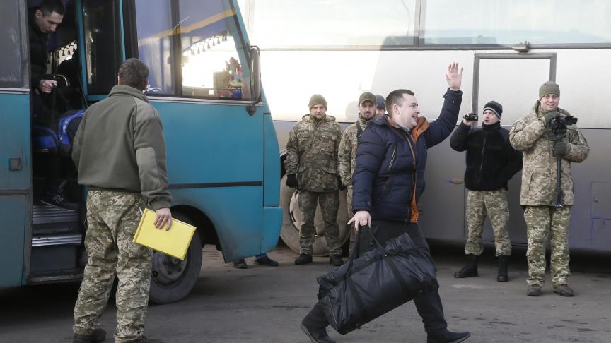 Dans la soirée de mercredi, 230 prisonniers détenus par les autorités ukrainiennes avaient regagné les zones insurgées et le groupe des 74 était en route vers Kiev.