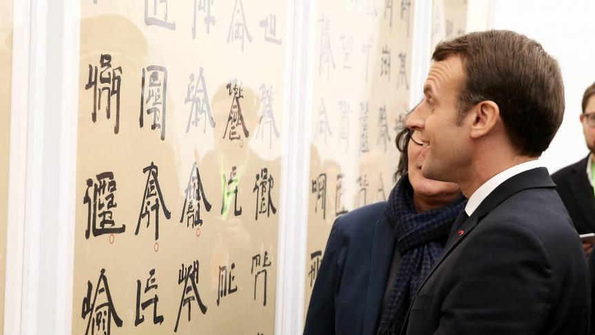 Emmanuel Macron a achevé son périple chinois par une visite au Centre Ullens d’art contemporain, à Pékin.