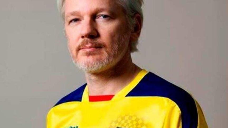 Julian Assange arborant un maillot équatorien. Mais les relations ne sont plus au beau fixe avec ses hôtes...