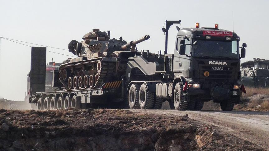 Les transporteurs militaires à l’œuvre près de la frontière syrienne, charriant des tanks vers une mission qui serait imminente, à en croire le président Rece Tayyip Erdogan.