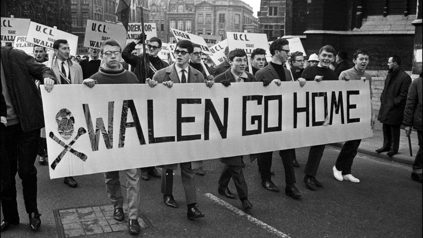Manifestation d'étudiants flamands de la KUL
: «
Walen go home
».