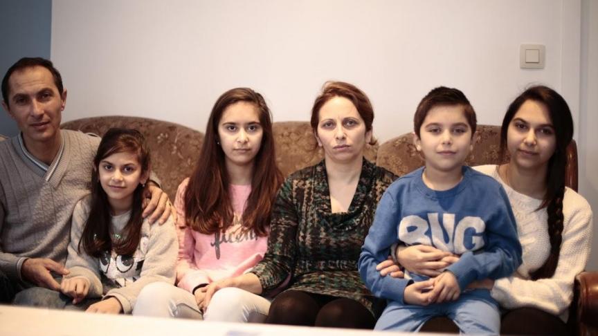 Karabet et Shamira Mgroyan, ainsi que leurs filles Marina, Suzi, Hasnik et leur fils Houannes, vivent depuis neuf ans dans l’incertitude la plus totale. La mobilisation citoyenne est relancée.