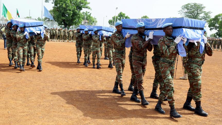 Les soldats de l’ONU rendent hommage à trois des leurs tués dans une explosion lors d’un mission au nord du Mali, en septembre dernier à Bamako
: la Minusma est la plus mission de l’Organsation qui subit les plus lourdes pertes.