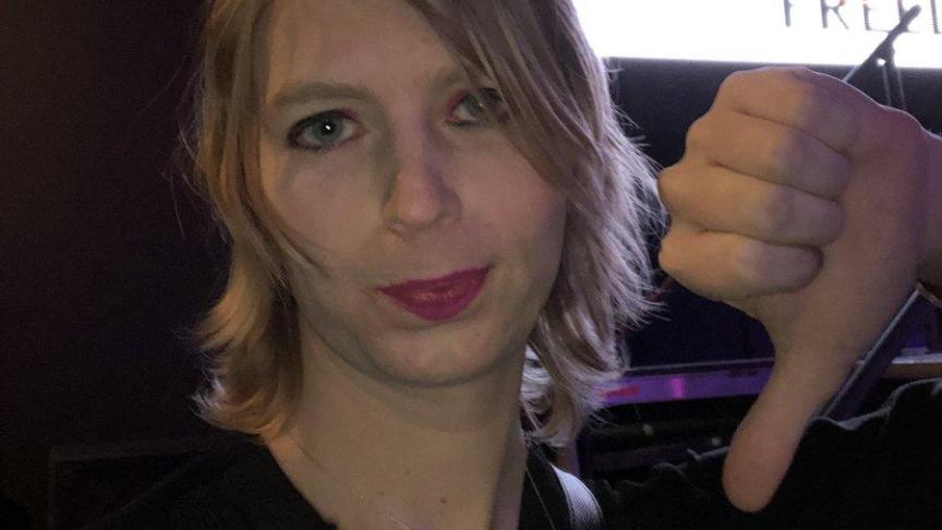 Chelsea Manning, pouce en bas pour «
les fascistes, haineux et suprémacistes blancs
» © Twitter / Chelsea Manning