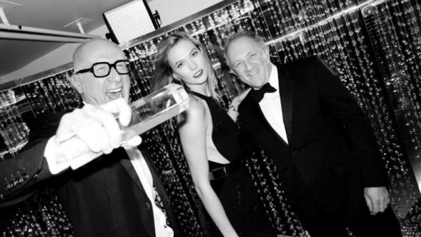 Marco Bizzarri (à gauche) avec la mannequin Karlie Kloss et son patron François-Henri Pinault (à droite), après avoir reçu le prix de l’ « International Business Leader » lors des « fashion awards » britanniques, en décembre 2016 à Londres.