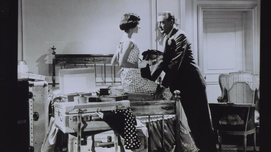Audrey Hepburn et Gary Cooper jouant Ariane dans une chambre du Ritz dans les an