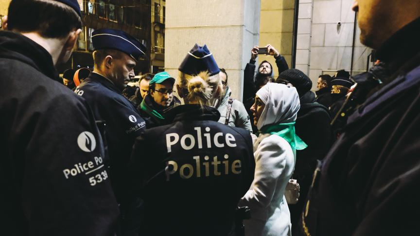 Vendredi dernier, une descente de police a eu lieu dans les locaux de l’ASBL culturelle bruxelloise Globe Aroma, menant à l’arrestation de deux personnes sans papiers.