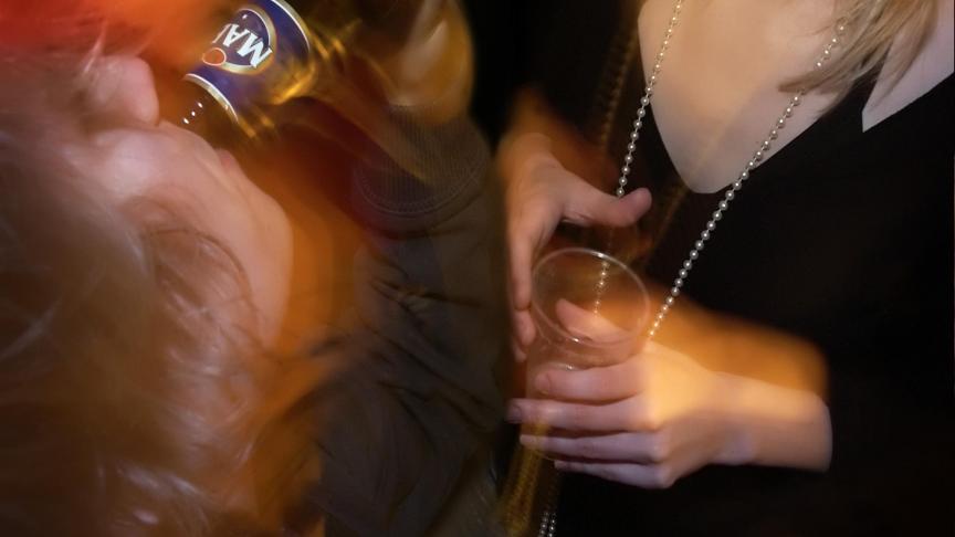 Le binge drinking ne date pas d’hier, notamment dans les fêtes étudiantes. Mais le phénomène touche désormais un public de plus en plus jeune et de plus en plus féminin. © Reporters.