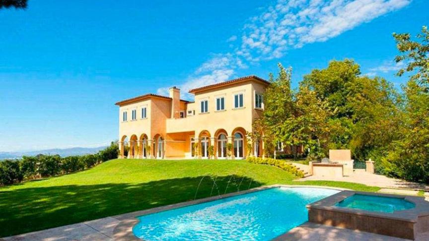 La maison de Mariah Carey, sous le ciel bleu de Beverly Hills. Il ne s’agit en réalité que d’une location. Mais pas n’importe laquelle
! La propriété fait 930 mètres carrés et comprend, en vrac, 8 chambres, 4 salles de bain mais aussi une piscine et un spa.