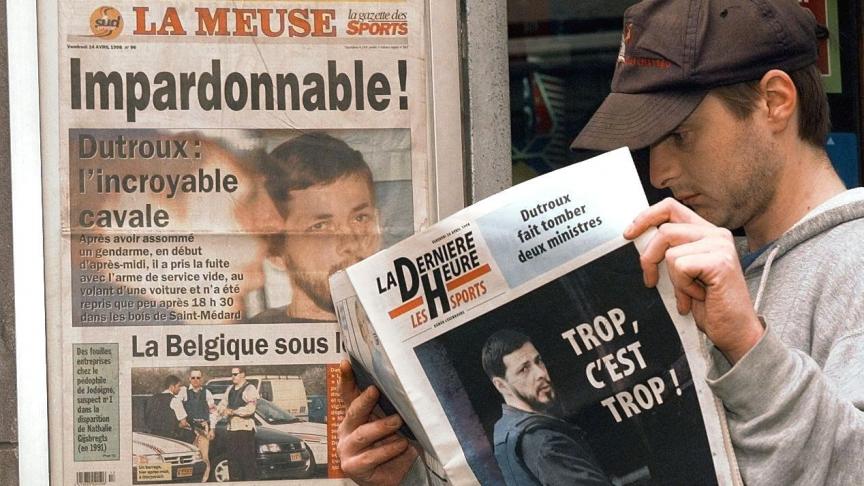 Le lendemain de l’évasion de Marc Dutroux, le 23 avril 1998, un habitant de Neufchâteau lit le journal.