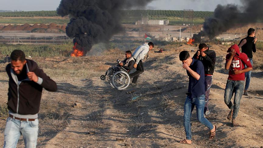 Lendemain de la veille
: le 31 mars, des Palestiniens sont chassés par des gaz lacrymogènes de la proximité de la frontière israélienne.