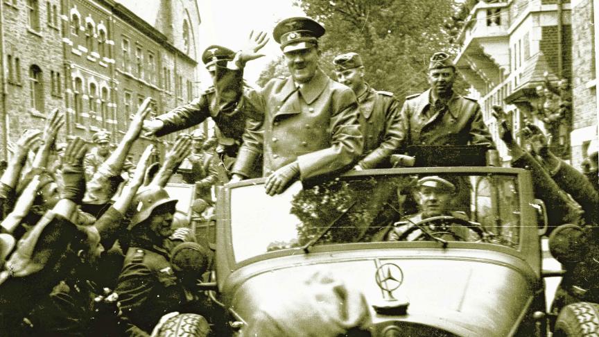 Ce document historique montre Hitler saluant ses soldats debout dans sa Mercedes décapotable le 17 mai 1940, avenue de la Gare. © Hoffman.