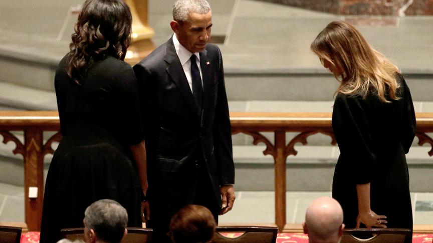 Le couple Obama et Melania Trump ont pris place au premier rang lors de l’enterrement de l’ancienne «
first lady
», Barbara Bush.