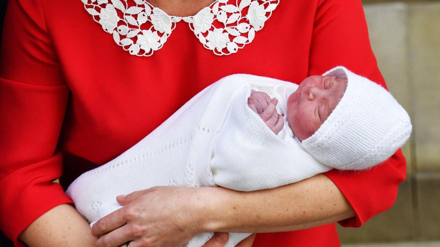 Sur le perron de l’hôpital St Mary, le couple princier a présenté le bébé royal au monde entier.