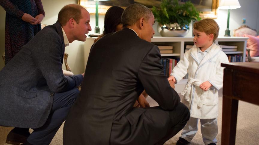 Le prince George accueille Barack Obama en pyjama.