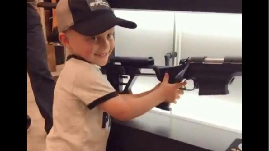 Maverick, 4 ans, décharge et charge avec aisance une arme à feu.
