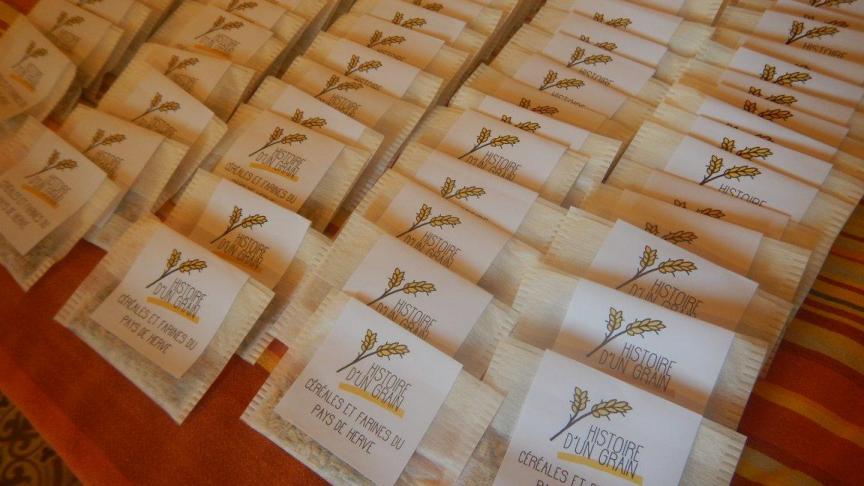 Les étiquettes sont prêtes, mais la première farine du Pays de Herve sera produite en août 2019. En attendant, les quatre boulangers vont utiliser la farine issue de grains excédentaires d’un paysan bio de Chimay.