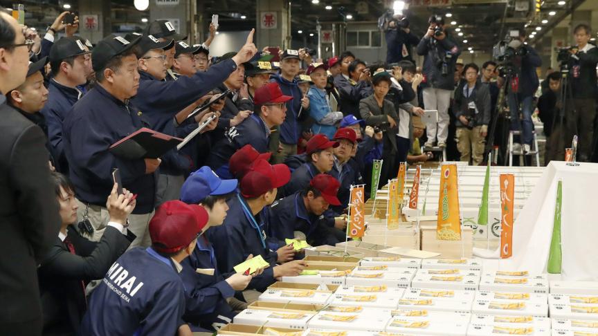 ©Kyodo/MAXPPP - 26/05/2018 ; Yubari melons, a specialty of Yubari in Japan's northernmost prefecture of Hokkaido, are auctioned at a wholesale market in Sapporo on May 26, 2018. A pair of melons fetched a record 3.2 million yen ($29,090) at the season's first auction. (Kyodo)
==Kyodo