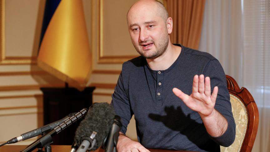 Au lendemain de l’annonce de sa mort, le journaliste russe Arkady Babtchenko s’est expliqué sur cette étrange mise en scène lors d’une conférence de presse à Kiev.
