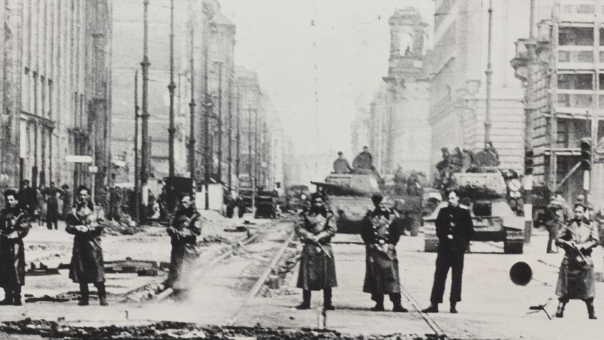 La police et les tanks soviétiques montent la garde dans la rue de Leipzig, dans le secteur oriental de Berlin, après la révolte des habitants de Berlin-Est contre le gouvernement soviétique du 17 juin. Des troupes soviétiques ainsi que des tanks et des voitures blindées avaient été appelés pour réprimer l’émeute.