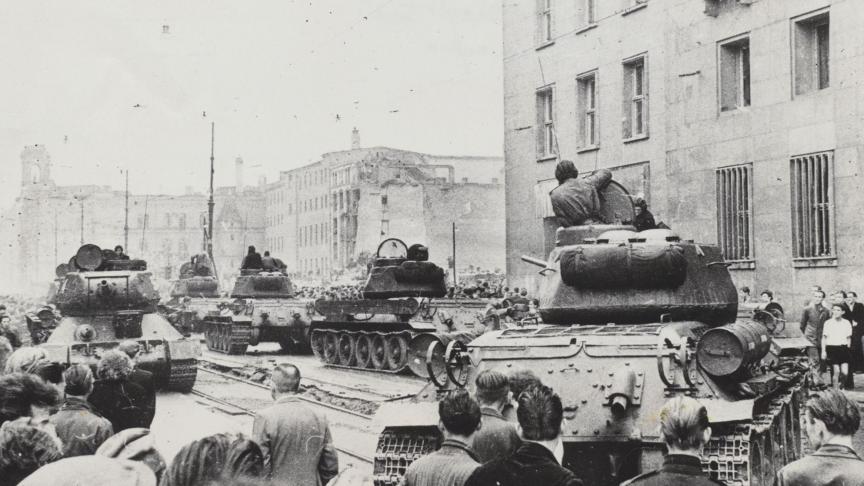 Des tanks soviétiques patrouillent dans les rues de Berlin-Est afin de réprimer la révolte civile qui s’est déclenchée contre le gouvernement communiste. Une grève générale anti-communiste a littéralement paralysé tout le secteur russe.