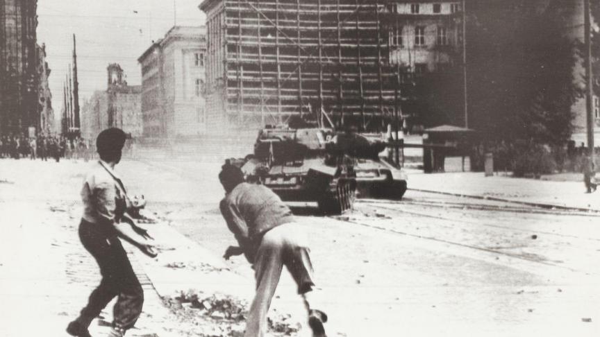 Deux jeunes Allemands bombardent de pierres la police populaire sur la Leipziger Platz.