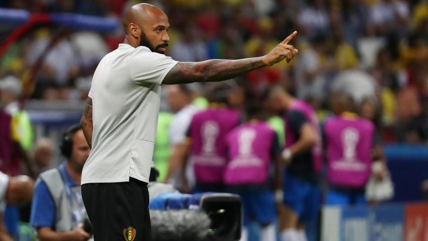 L’assistant de Roberto Martinez, Thierry Henry, donne des conseils aux Diables rouges lors du match face au Brésil.