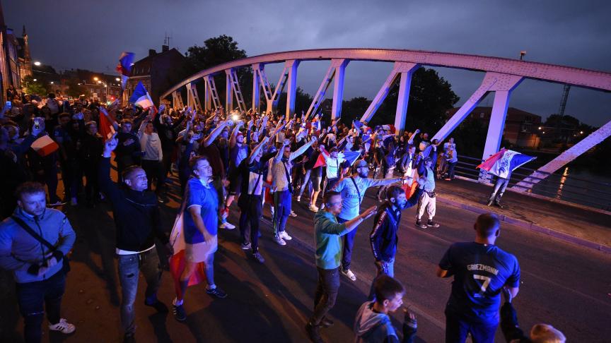 Les supporters français sur le pont qui surplomber la Lys.