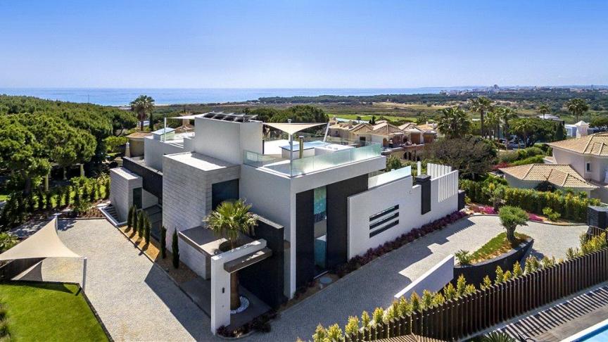 En Algarve, un achat sur trois est l’œuvre d’investisseurs français. Cette somptueuse villa est située à Vale de Lobo, l’un des resorts les plus prisés du sud du Portugal.