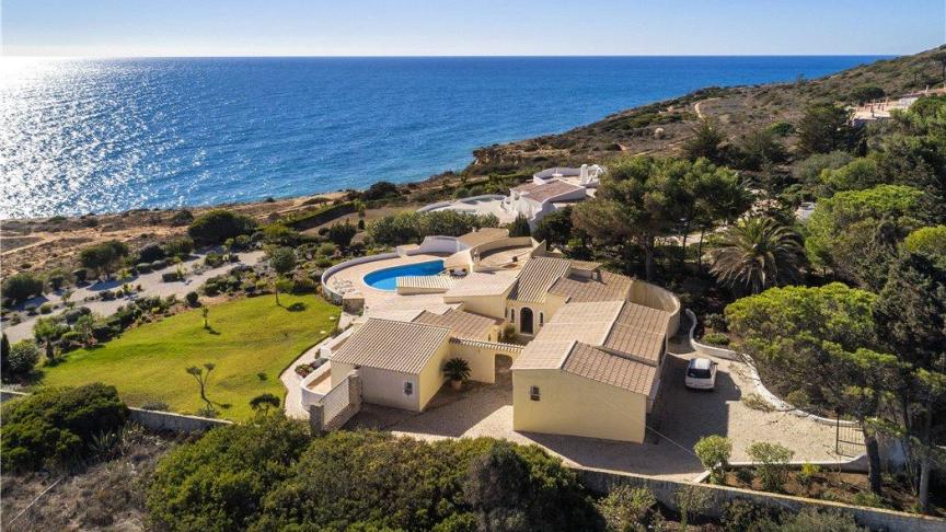 A 15 minutes à pied des plages de Praia da Luz et de Burgau, des Britanniques vendent la villa Carolina à 1,8 million d’euros. © D.R.