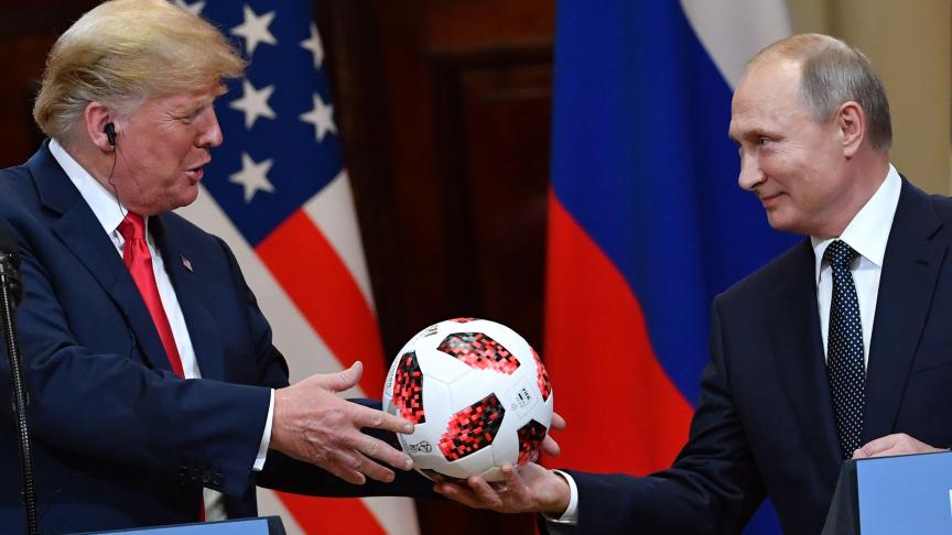 Très fier de la réusite de «
son
» Mondial, Vladimir Poutine a offert un ballon de football à Donald Trump.