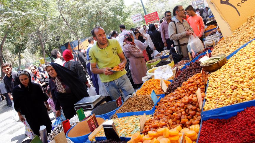 Sur les marchés - ici, le vieux bazar de Téhéran -, la situation économique et les hausses de prix occupent tous les esprits.