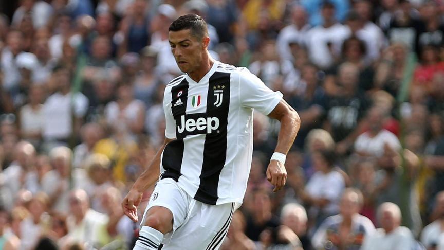 Cristiano Ronaldo avec le maillot de la Juventus
: assurément le transfert marquant de cet été. @News