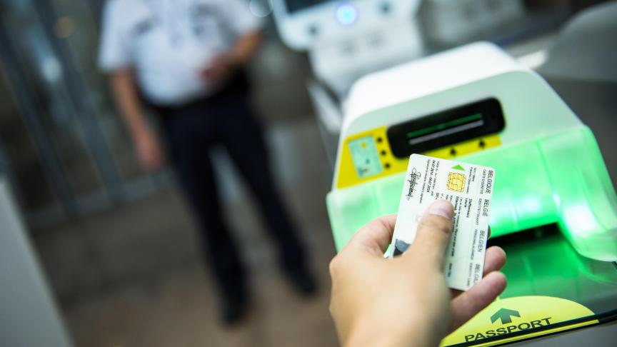 A l’aéroport de Bruxelles, les six portiques de contrôle des documents d’identité (carte ou passeport) ne fonctionnent jamais tous les six en même temps, du personnel doit sans cesse intervenir pour faire passer les gens, intervenir sur les machines…