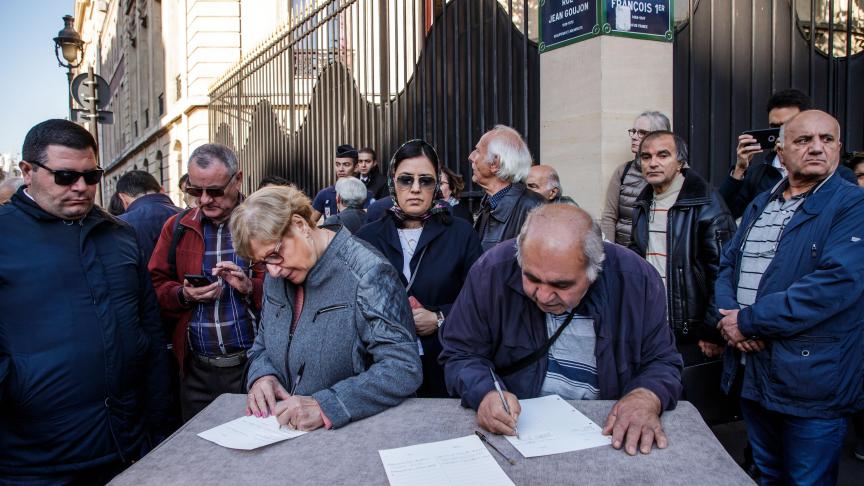 Le public signe le registre des condoléances durant les obèques de Charles Aznavour.
©EPA